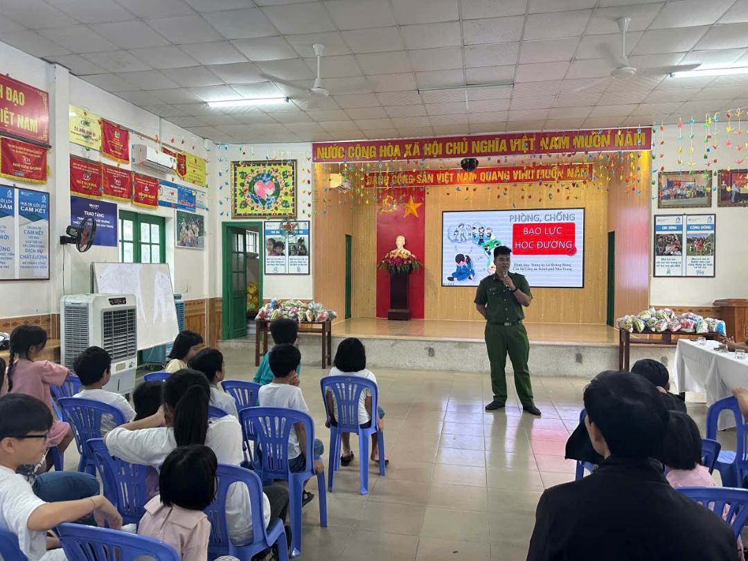 Khanh Hoa police step up propaganda about the harmful effects of homemade firecrackers on students. Photo: Phuong Linh