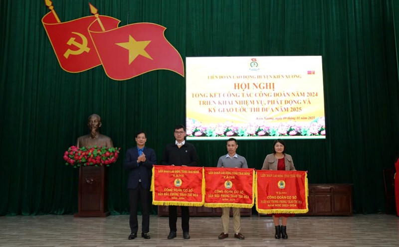 Permanent Vice President of Thai Binh Provincial Labor Federation Nguyen Thai Duong awarded emulation flags to the collectives. Photo: Ba Manh
