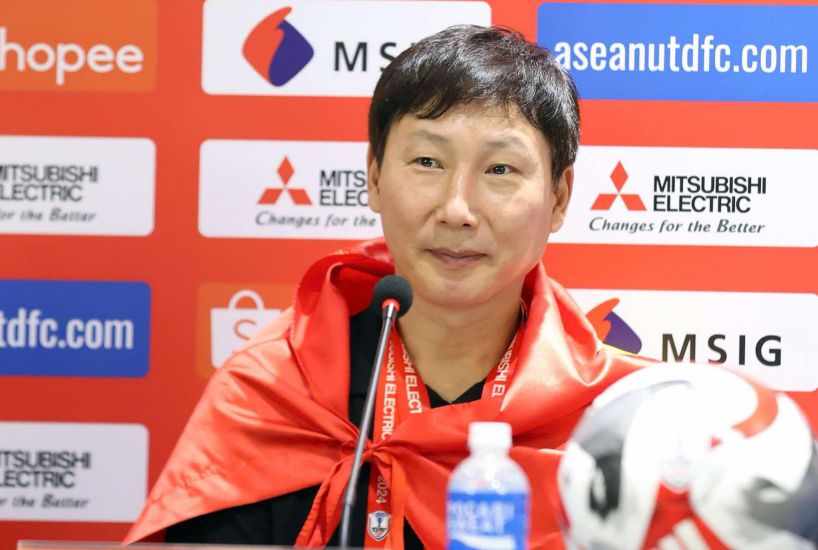 Coach Kim Sang-sik won his first title with the Vietnam team. Photo: Minh Dan