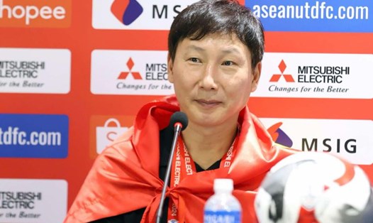 Huấn luyện viên Kim Sang-sik có danh hiệu đầu tiên cùng Tuyển Việt Nam. Ảnh: Minh Dân