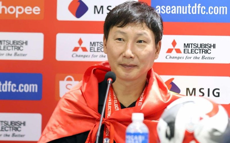 Coach Kim Sang-sik won his first title with the Vietnam team. Photo: Minh Dan