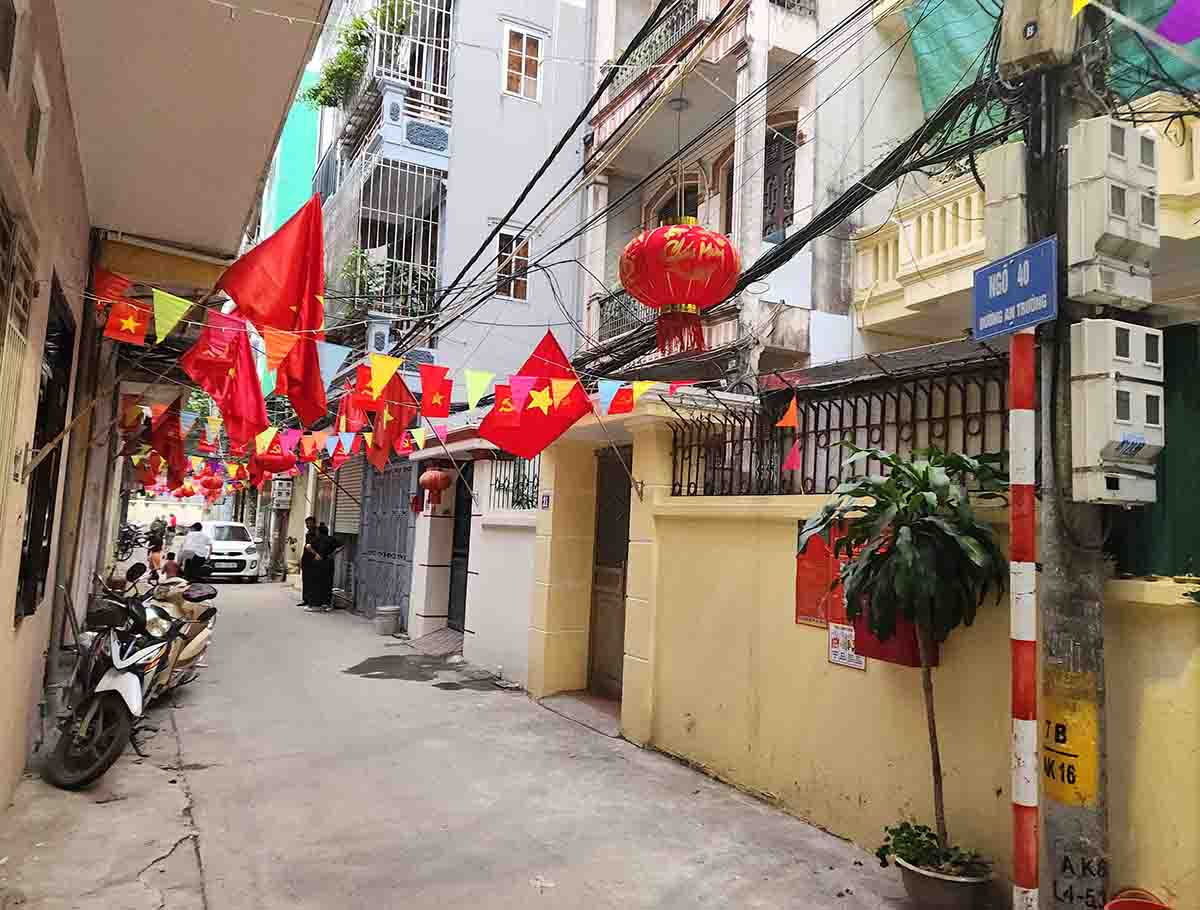 House prices in alleys in Hanoi's suburbs remain high. Photo: Cao Nguyen.