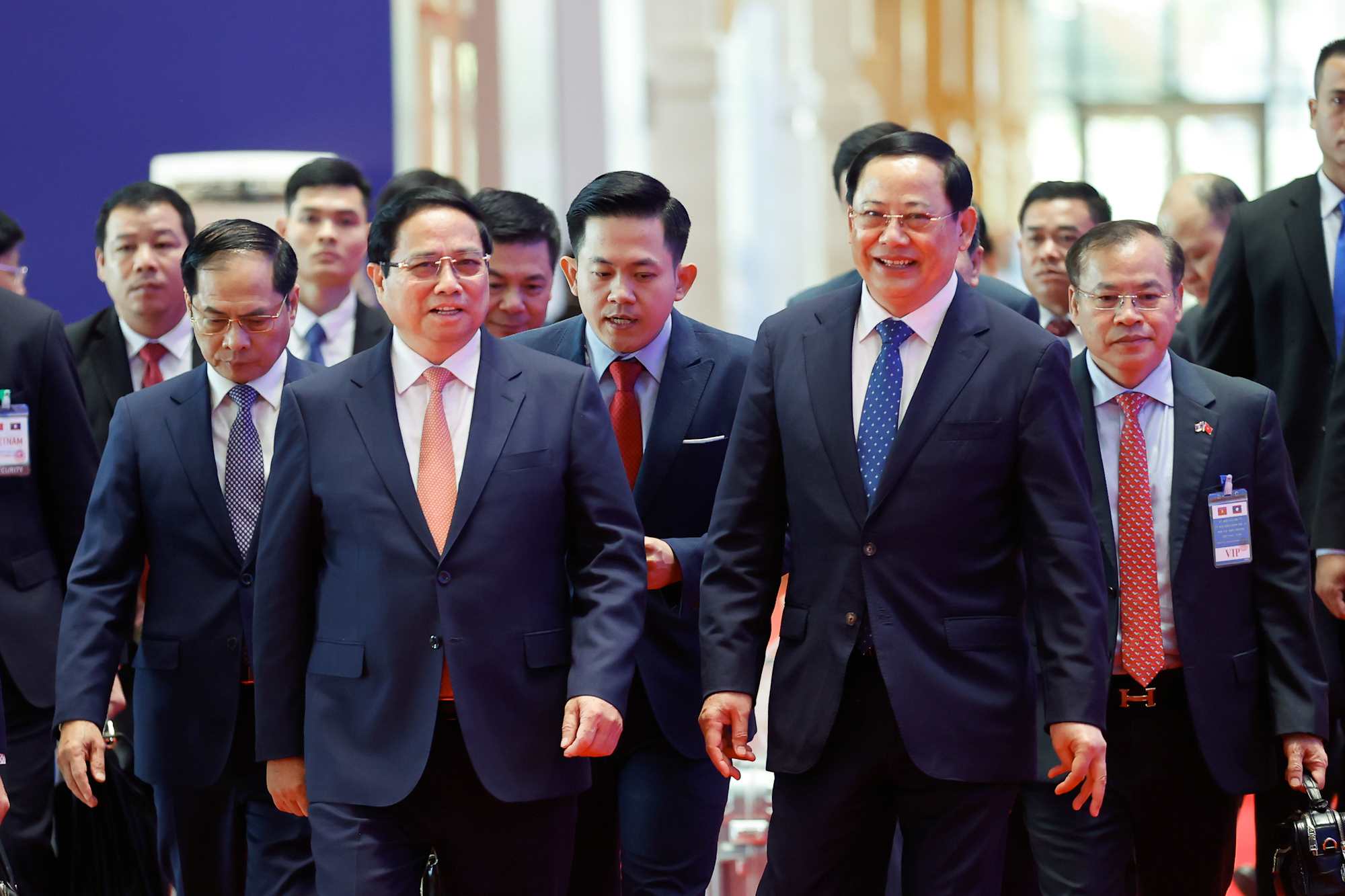Lao Prime Minister Sonexay Siphandone welcomed Politburo member and Prime Minister Pham Minh Chinh to Vientiane to co-chair the 47th meeting of the Vietnam-Laos Intergovernmental Committee on Bilateral Cooperation. Photo: VGP