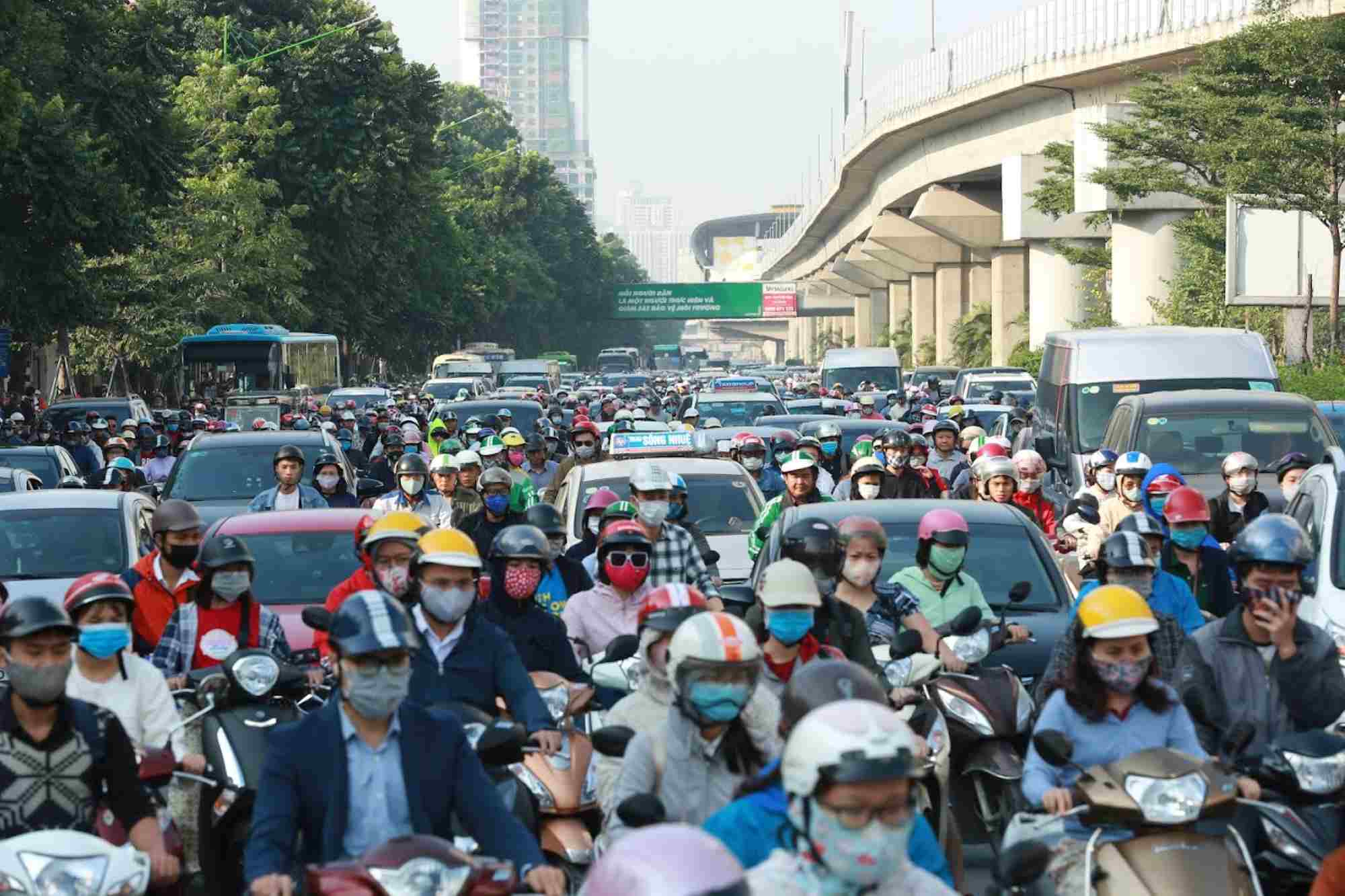 One of the solutions to reduce air pollution in Hanoi is to reduce CO2 emissions and pollution from gasoline engines. Photo: Hai Nguyen