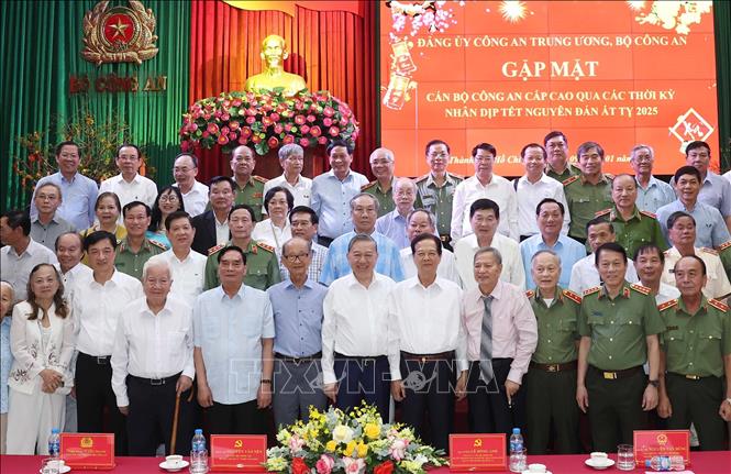 General Secretary To Lam and delegates pose for a group photo. Photo: Thong Nhat/VNA
