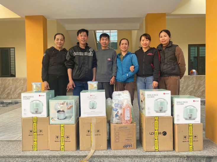 Union members were excited after successfully purchasing goods at the "Union Tet Market 2025". Photo: Vietnam Trade Union