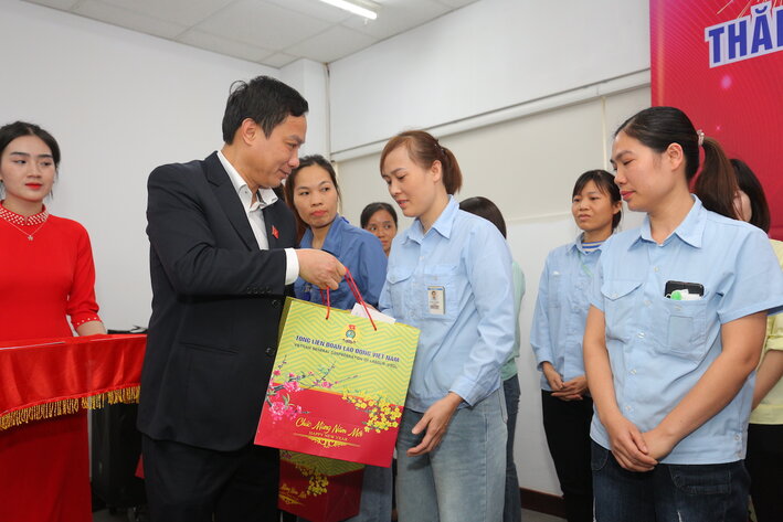 114 Tet gifts were given to workers in Hai Duong. Photo: Mai Huong