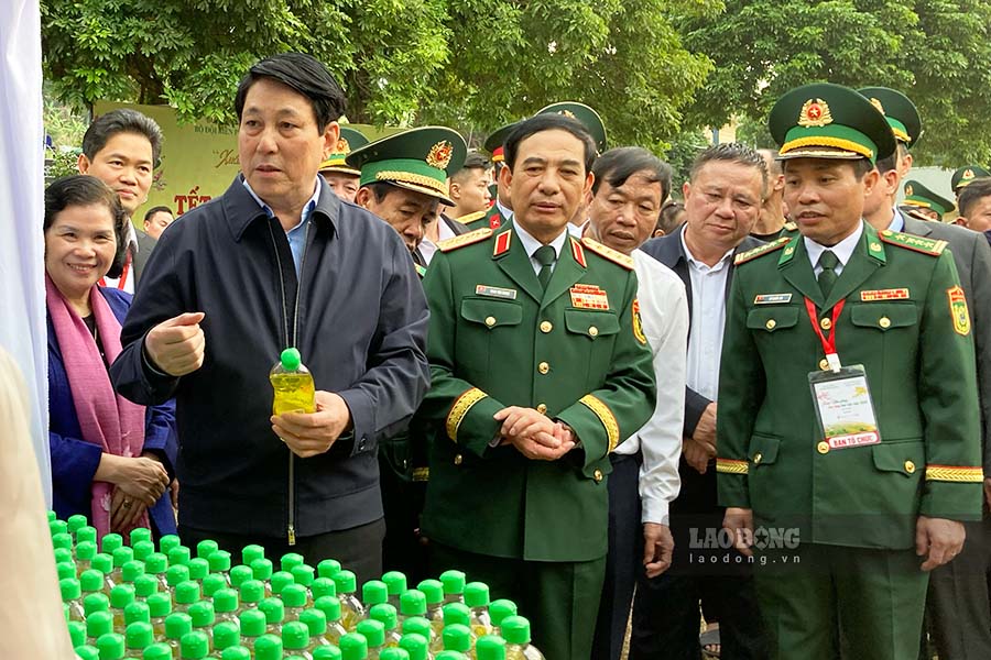 Chủ tịch nước Lương Cường và Bộ trưởng Quốc phòng Phan Văn Giang tham quan “gian hàng 0 đồng” trong Chương trình “Xuân Biên phòng ấm lòng dân bản“.