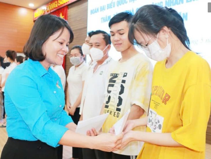 Ms. Nguyen Hoang Bao Tran - Permanent Vice President of Binh Duong Provincial Labor Federation - presented gifts to support union members. Photo: Provided by Binh Duong Labor Federation