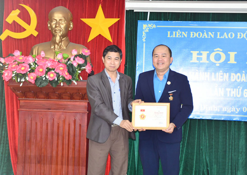 Lãnh đạo Ban Dân vận Tỉnh ủy Bình Định trao Kỷ niệm chương Vì sự nghiệp dân vận cho ông Lê Từ Bình. Ảnh: Xuân Nhàn.