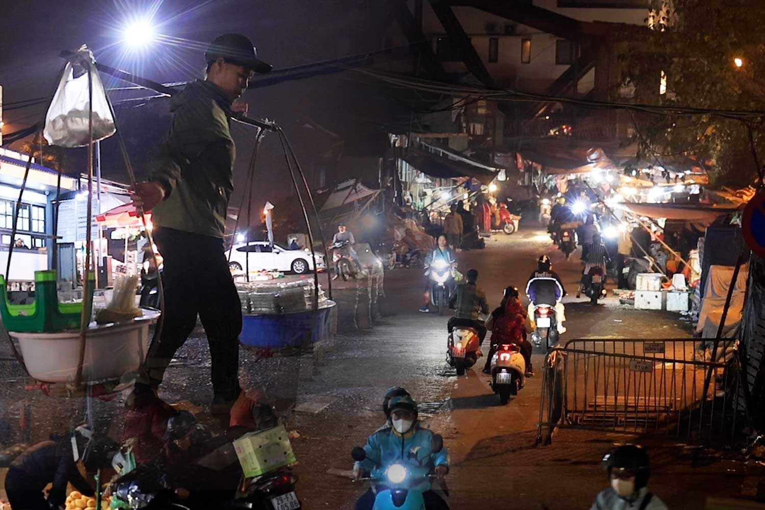 Heavy loads, carrying the hope of a full Tet