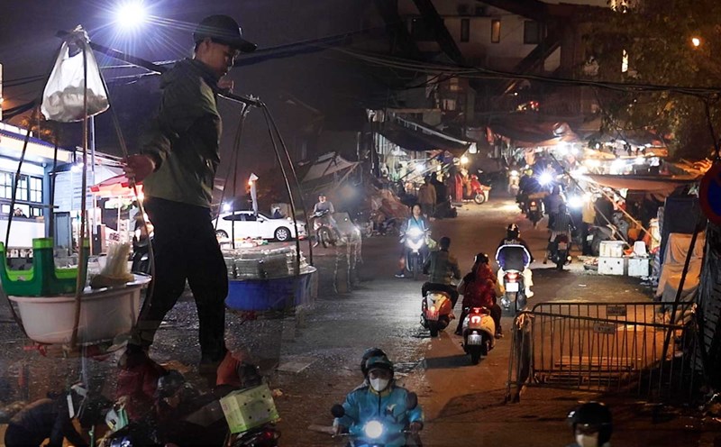 Heavy loads, carrying the hope of a full Tet