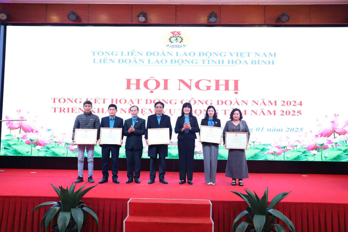 Hoa Binh Provincial Federation of Labor held a conference to summarize trade union work in 2024 and deploy key directions and tasks in 2025. Photo: Pham Cuong