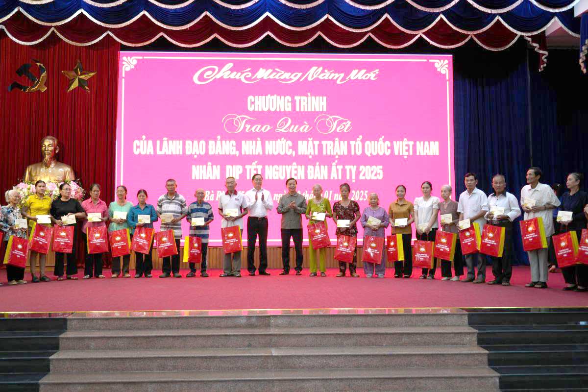 Deputy Prime Minister Tran Hong Ha presents Tet gifts to households in Chau Duc district. Photo: Thanh An