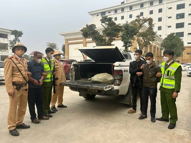 Công an bắt 2 đối tượng buôn bán ma túy cộm cán, thu giữ nhiều tang vật. Ảnh: Công an Nghệ An