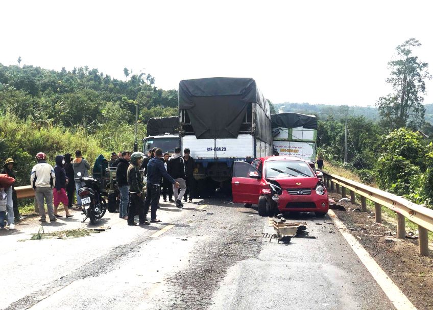 A traffic accident between 4 cars occurred on the Buon Ho town bypass (Dak Lak) in December 2024. Photo: Police