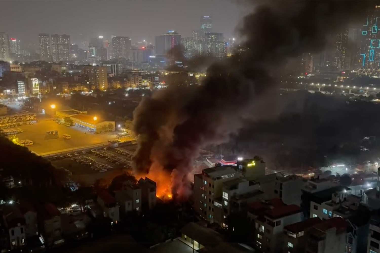 Hanoi: Large warehouse fire in Bac Tu Liem district, black smoke