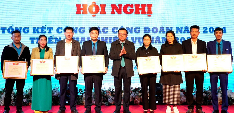 Rewarding collectives and individuals with outstanding achievements in trade union activities in 2024. Photo: Lan Huong