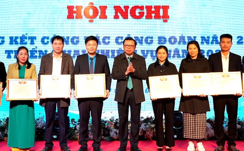 Rewarding collectives and individuals with outstanding achievements in trade union activities in 2024. Photo: Lan Huong