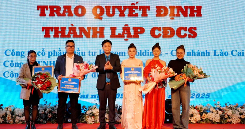 Trao quyết định thành lập mới 3 công đoàn cơ sở thuộc Công đoàn Công thương Lào Cai. Ảnh: Lan Hương