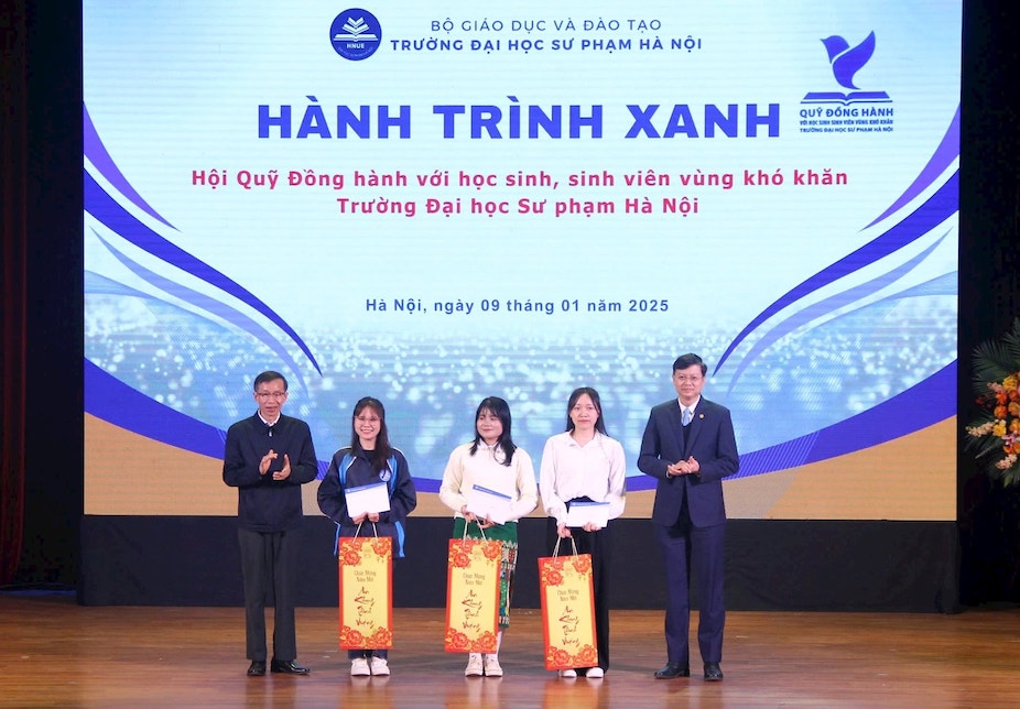 Trường Đại học Sư phạm Hà Nội trao hỗ trợ cho sinh viên. Ảnh: Nguyễn Hoài