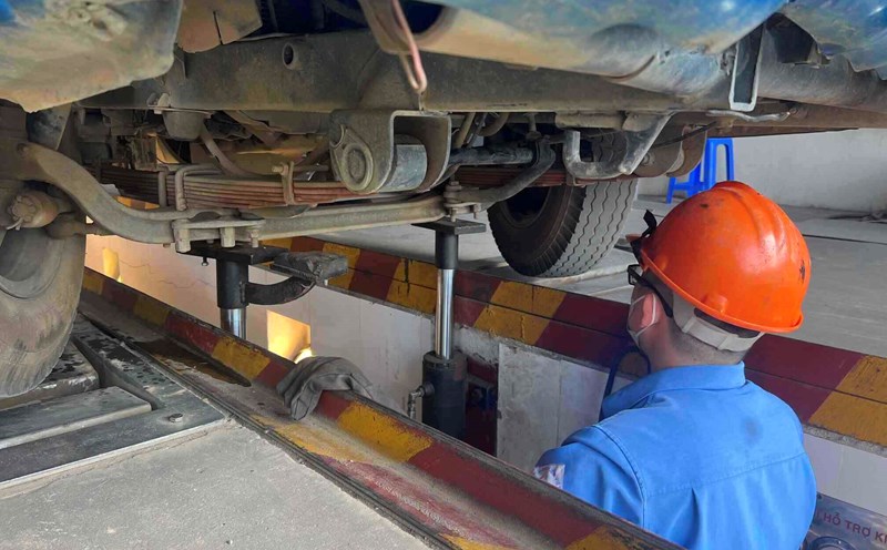 Motor vehicle inspector. Photo: Khanh Linh