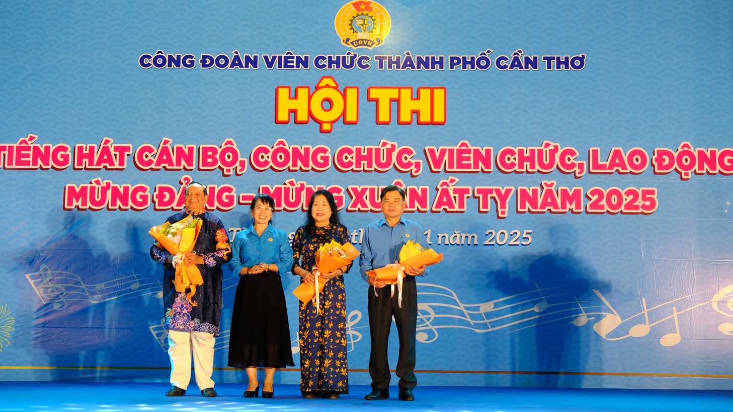 Chu tich Cong doan Vien chuc TP Can Tho Nguyen Thi Dieu Hien tang hoa cho Ban Giam khao. Anh: Cong doan Vien chuc TP Can Tho