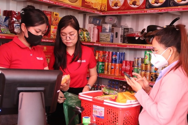 Da Nang workers feel secure when shopping at the union welfare supermarket. Photo: Nguyen Linh