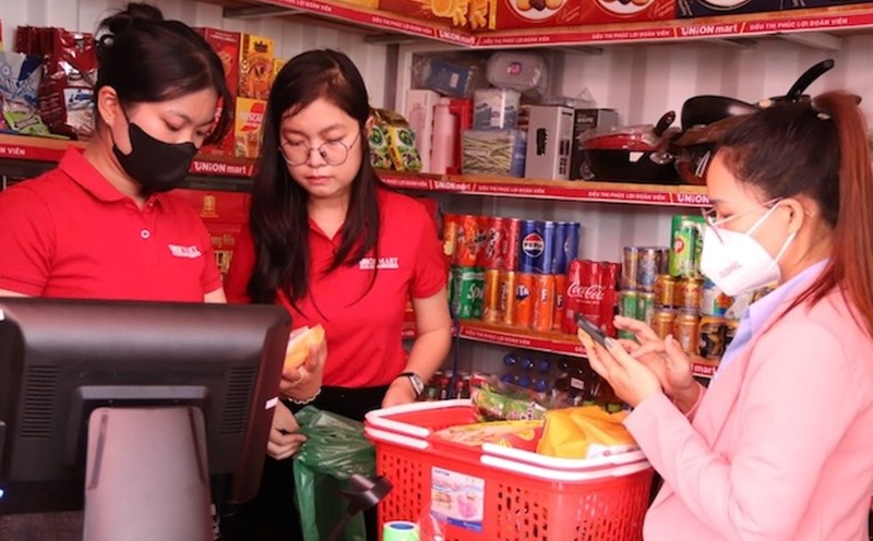 Da Nang workers feel secure when shopping at the union welfare supermarket. Photo: Nguyen Linh