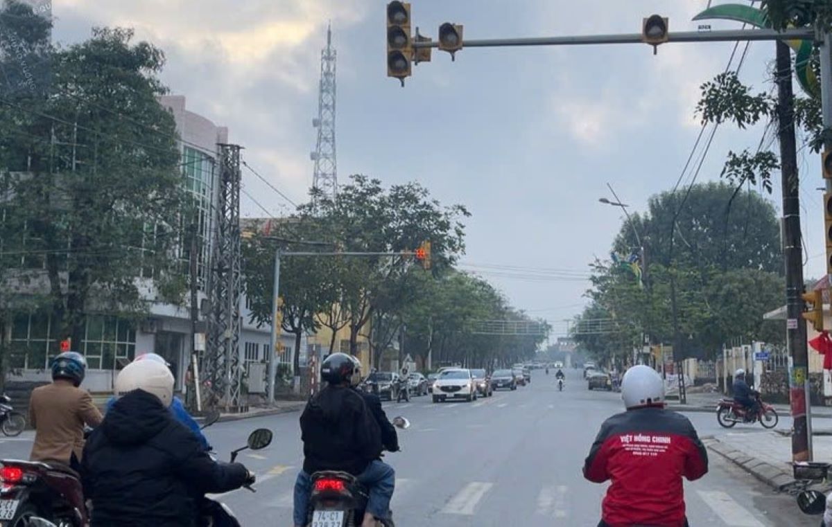 Traffic lights on Tran Hung Dao Street (Dong Ha City, Quang Tri Province) are off on one side and on the other. Photo: Hung Tho