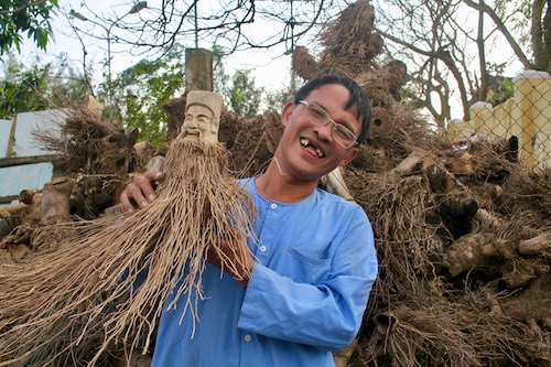 Anh Huỳnh Phương Đỏ (52 tuổi) – nghệ nhân điêu khắc gốc tre nổi tiếng Hội An. Ảnh: Thanh Huyền.