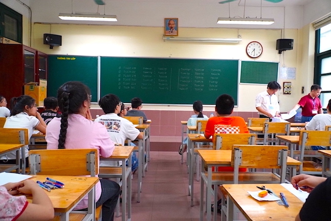 Students take the entrance exam for grade 6 at Nguyen Tat Thanh Secondary and High School in 2024. Photo: Van Trang