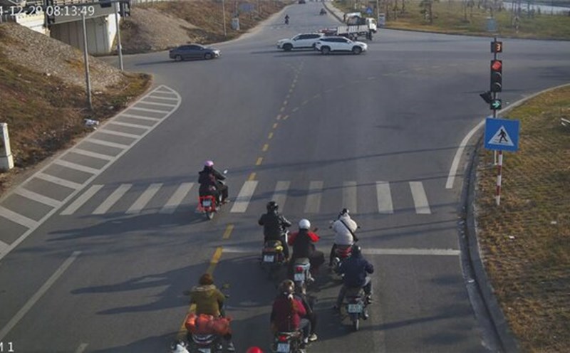 Image of a motorbike taxi driver being fined in Bac Giang. Photo: Bac Giang Police