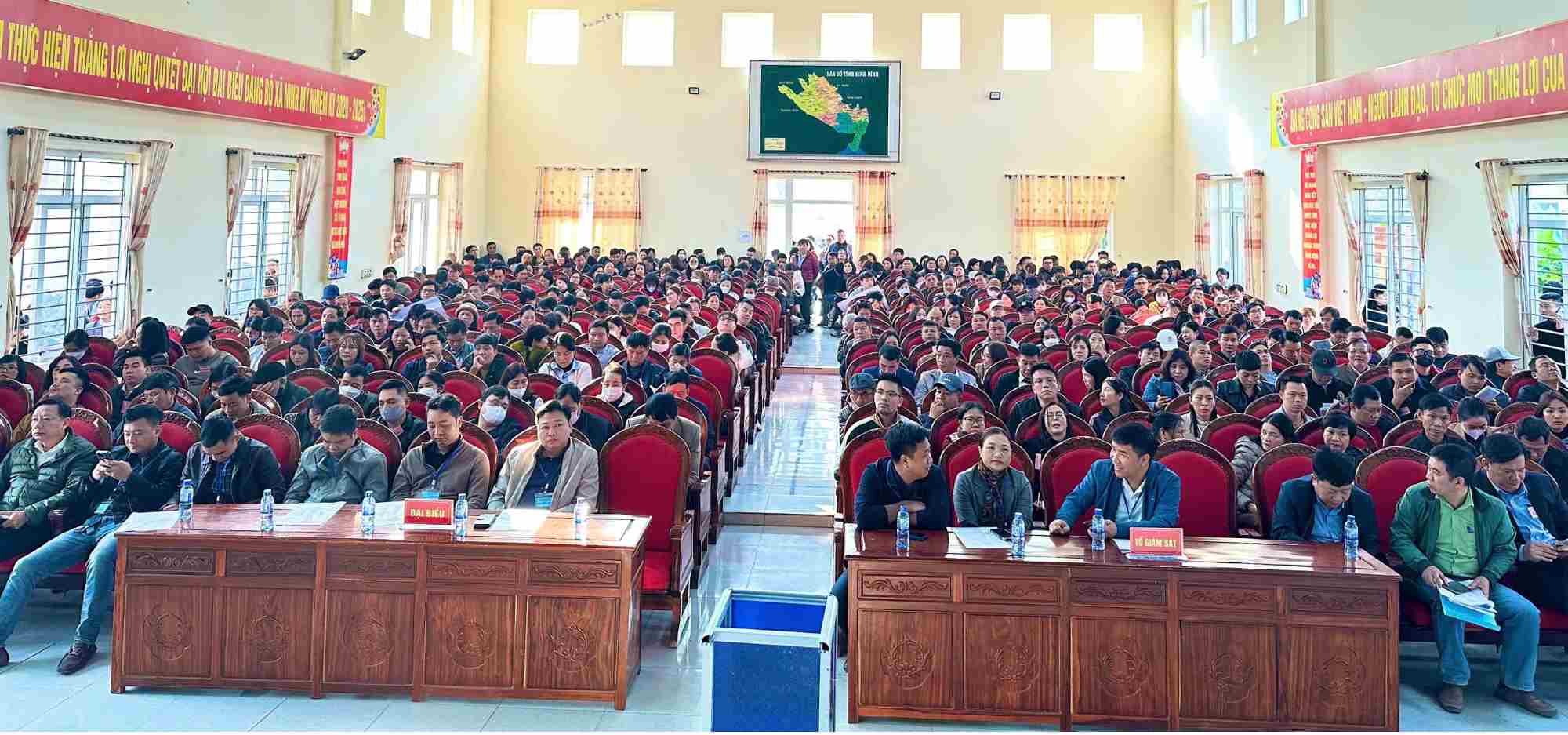 Many people participated in the auction of the right to use 13 residential land lots in Dong Oi area. Photo: Nguyen Truong