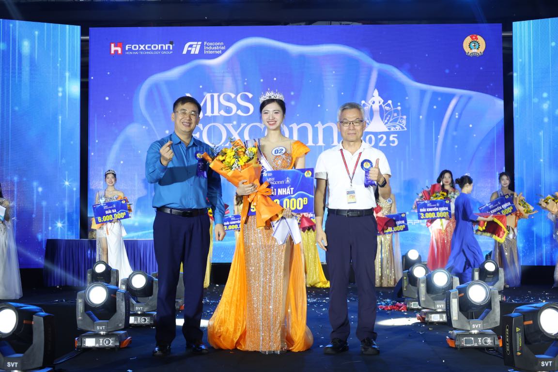 Chu tich Lien doan Lao dong tinh Bac Ninh Thach Van Chung (ngoai cung ben trai) cung lanh dao cong ty trao giai Miss Foxconn 2025 thi sinh Tran Phuong Linh SBD 02- Don vi Fii CNSBG. Anh: Quyet Chien 