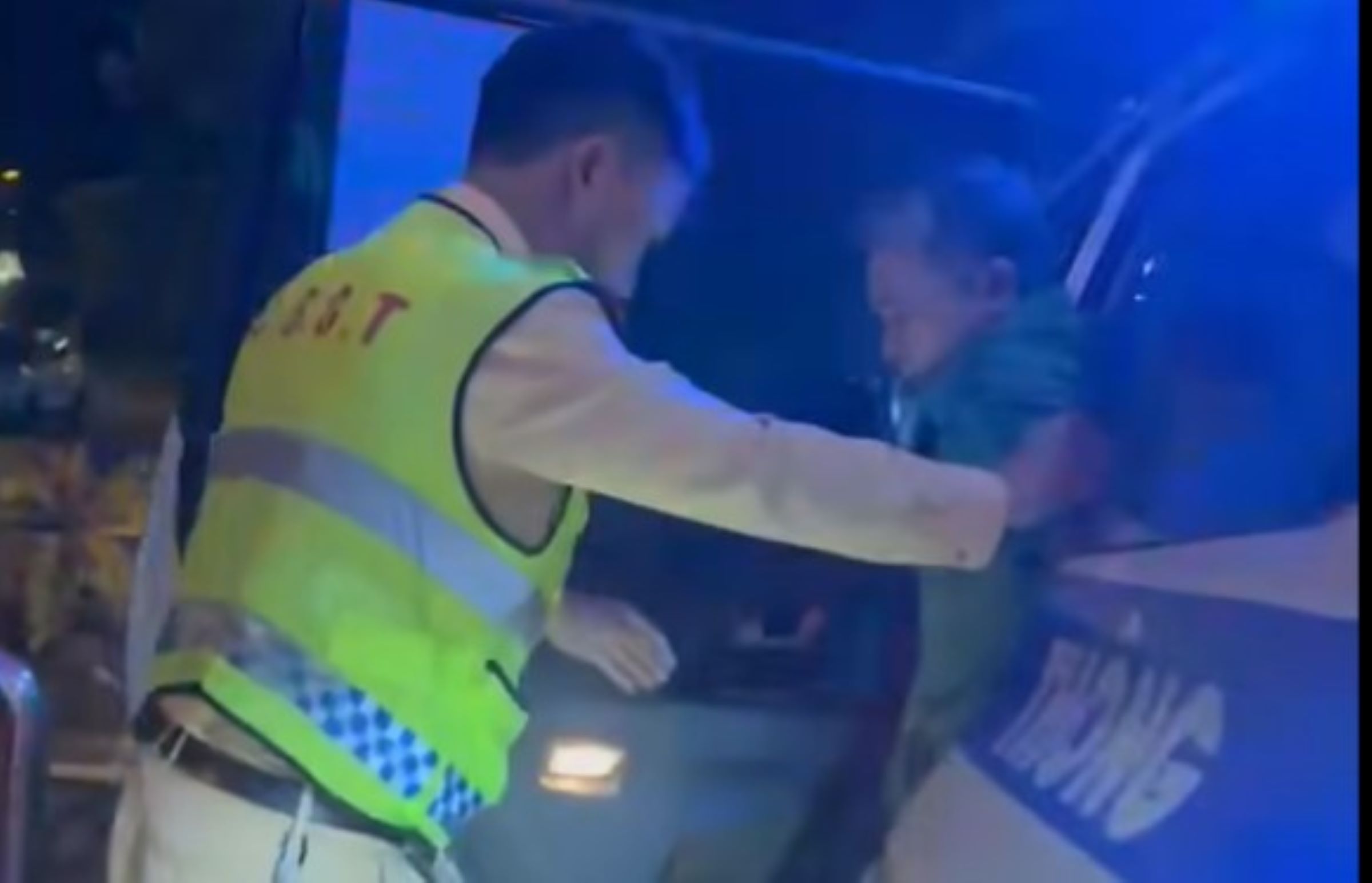 The man was bitten by a toxic snake and was taken to the emergency room by a specialized traffic police vehicle. Photo: Quang Tri Traffic Police