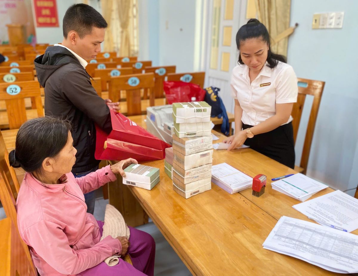Nguoi dan dong thuan nhan boi thuong dat, thao go cac vuong mac tai KCN Son My 1 de trien khai du an. Anh: Pham Duy 