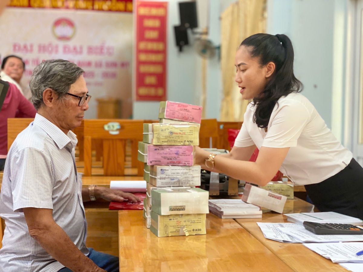 Nguoi dan nhan tien boi thuong giai phong mat bang du an KCN Son My 1. Anh: Pham Duy 