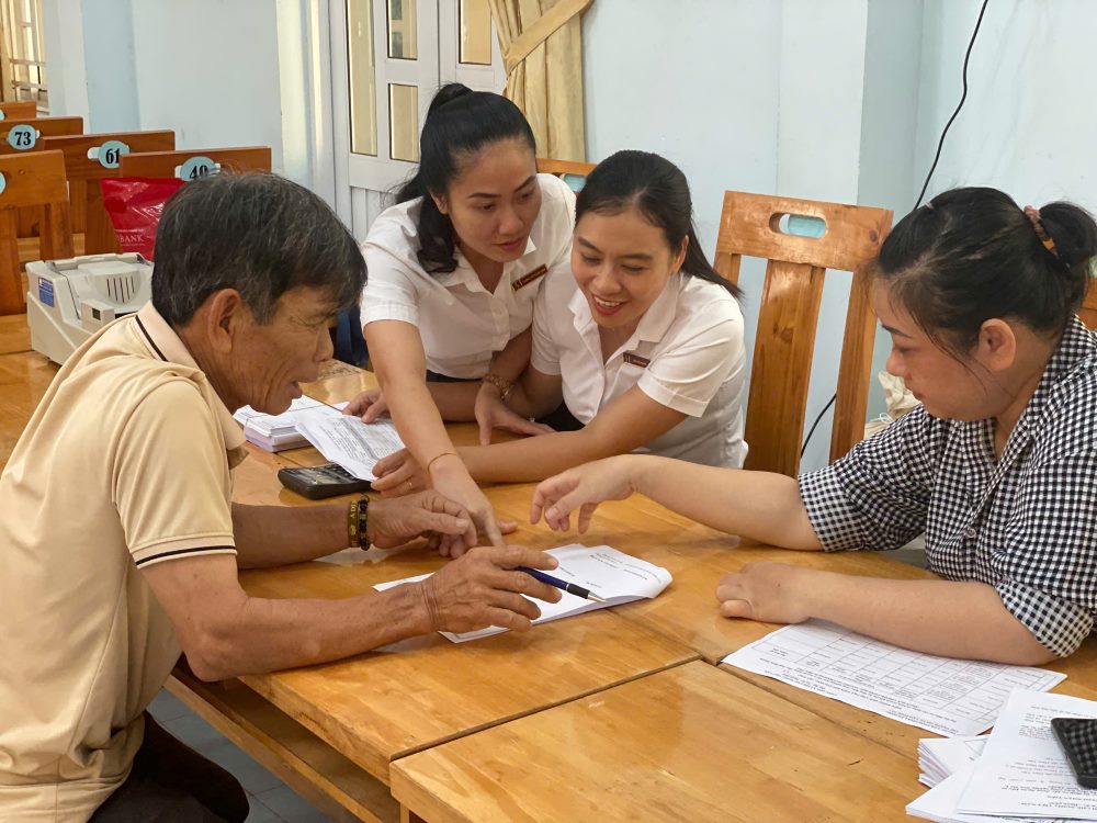 Cac ho dan duoc huong dan lam thu tuc truoc khi nhan tien boi thuong dat. Anh: Pham Duy 