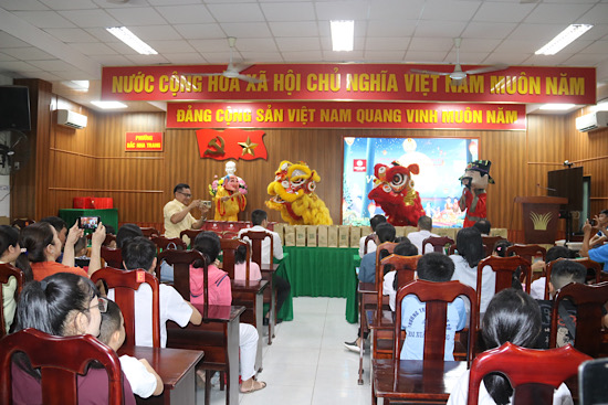 Tet Trung thu duoc Cong doan phuong Bac Nha Trang, tinh Khanh Hoa to chuc cho con doan vien. Anh: Phuong Linh