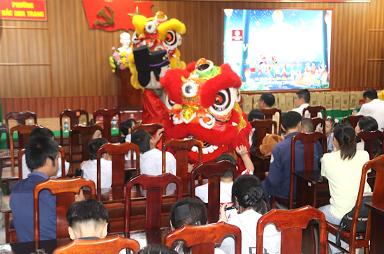 The bustling Mid-Autumn Festival was organized by the Bac Nha Trang Ward Labor Union for children of union members in difficult circumstances. Photo: Phuong Linh