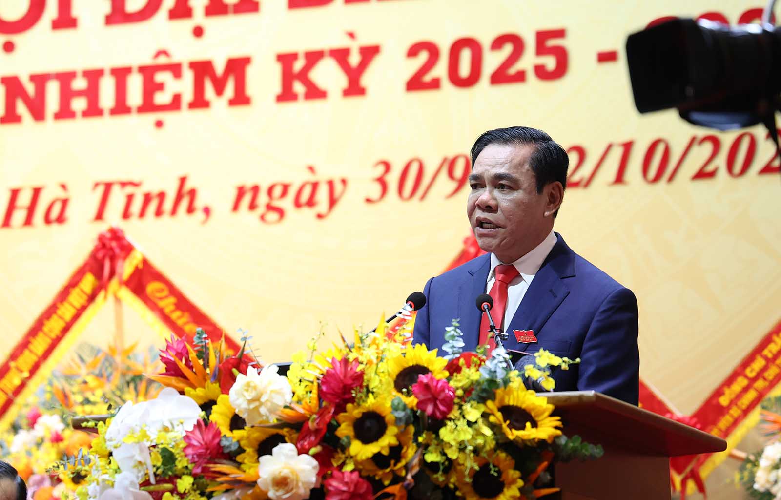 Ong Vo Trong Hai - Pho Bi thu Tinh uy, Chu tich UBND tinh Ha Tinh trinh bay dien van khai mac Dai hoi. Anh: Tran Tuan.