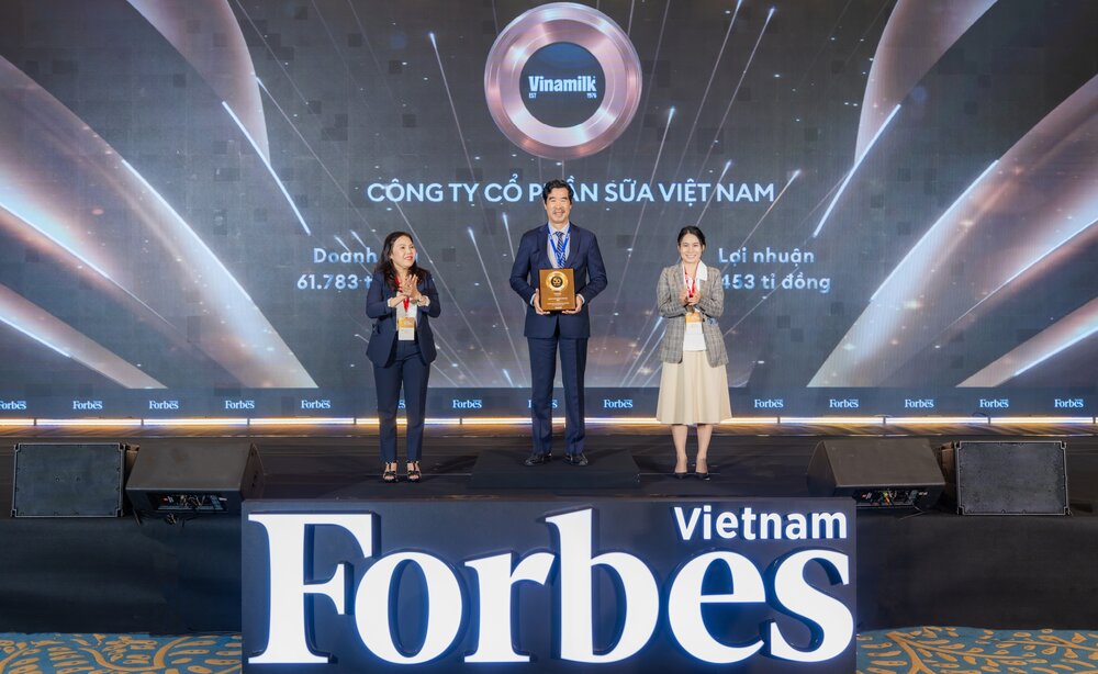 Ong Nguyen Quoc Khanh - Giam doc Dieu hanh Nghien cuu va Phat trien Vinamilk nhan vinh danh Top 50 Cong ty niem yet tot nhat Viet Nam - Anh: Forbes VN  