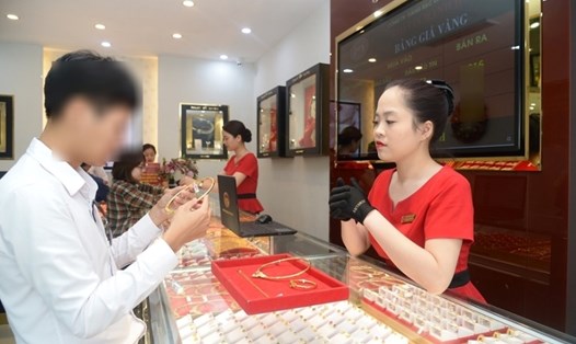 Chính phủ quy định mua bán vàng từ 20 triệu đồng/ngày trở lên phải thanh toán qua tài khoản ngân hàng. Ảnh: VGP