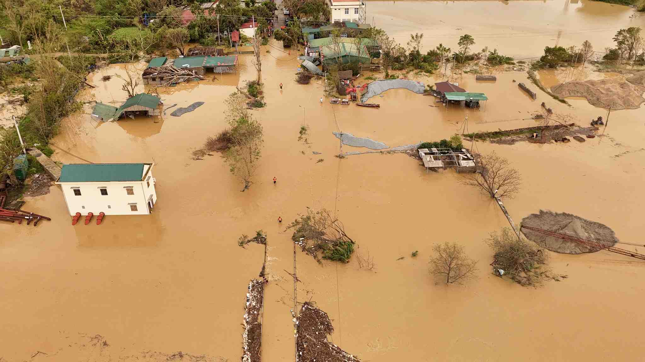 After storm No. 10, floods poured down, many Nghe An residential areas were submerged in water. Photo: Ngoc Anh