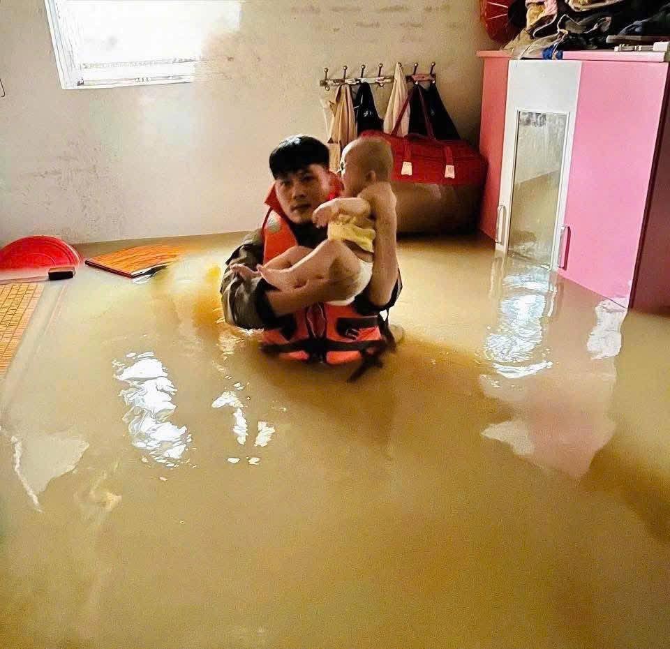 Can bo Cong an tinh Nghe An dam minh trong nuoc sau cuu nguoi. Anh: Ngoc Anh