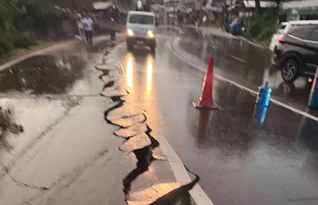 Roads in province of concededos were damaged after a 6.9-magnitude earthquake. Photo: Provincial Government of Cebu