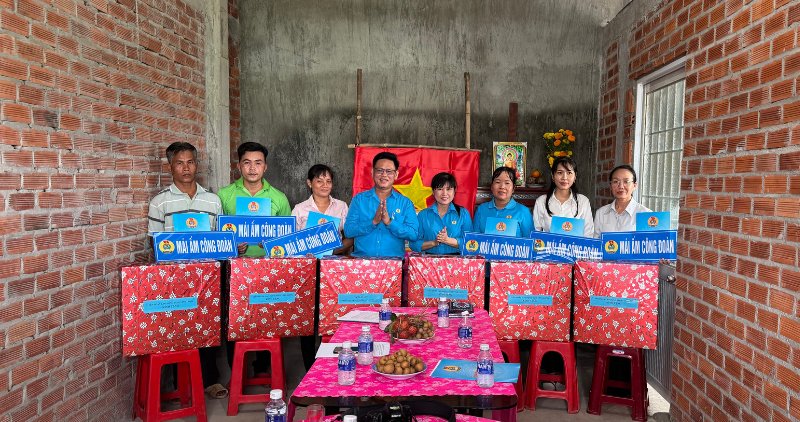 The Vinh Long Provincial Federation of Labor handed over the Trade Union Shelter to union members with housing difficulties. Photo: Hoang Loc