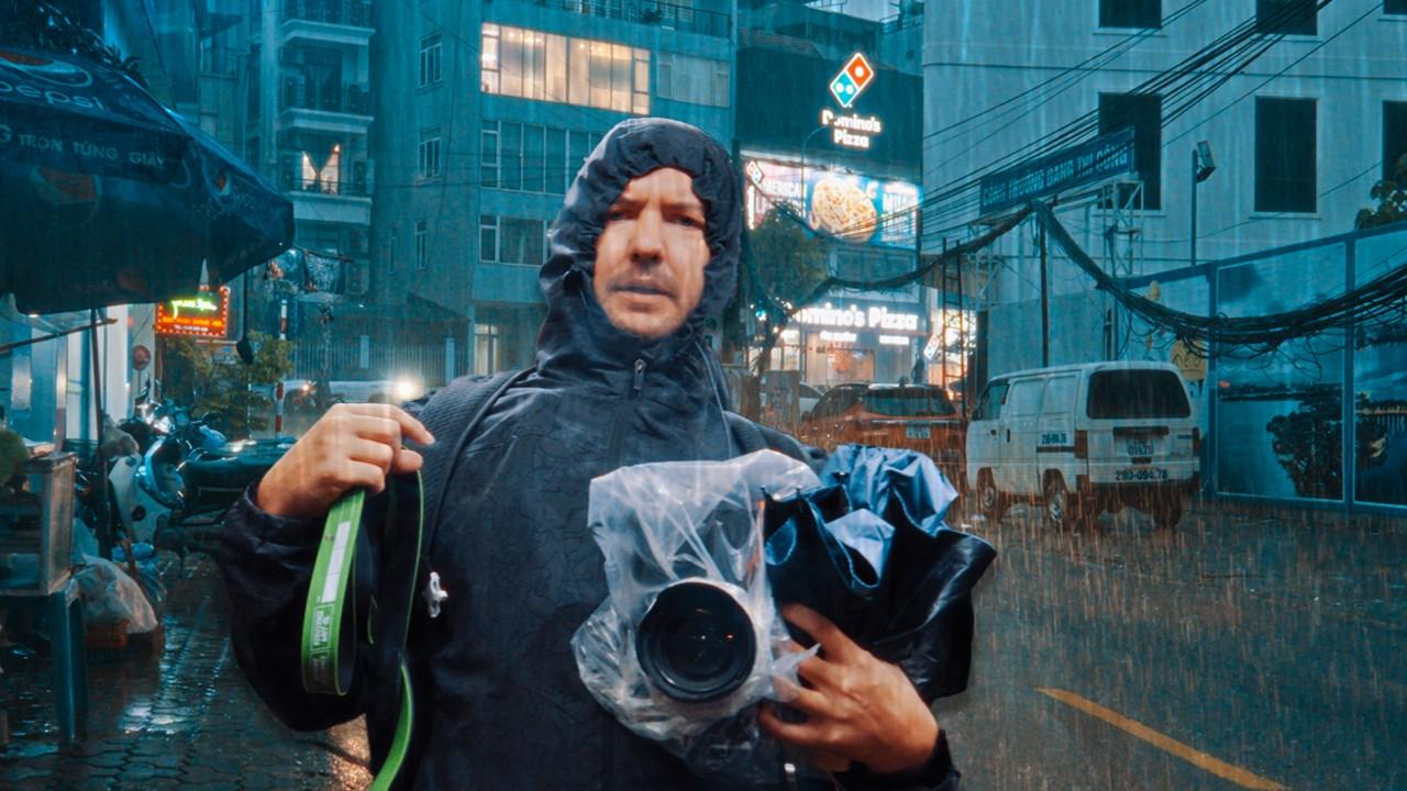 カールはハノイの浸水状況に関する最も真実の映像を記録するために街を散歩しています。写真:NVCC
