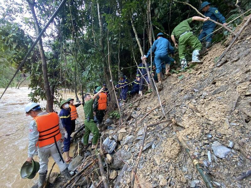 Thi the nan nhan bi troi dat cach vi tri gap nan khoang 1km. Anh: Bo CHQS tinh Cao Bang